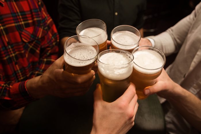 Foto de un grupo de hombres brindando con cerveza