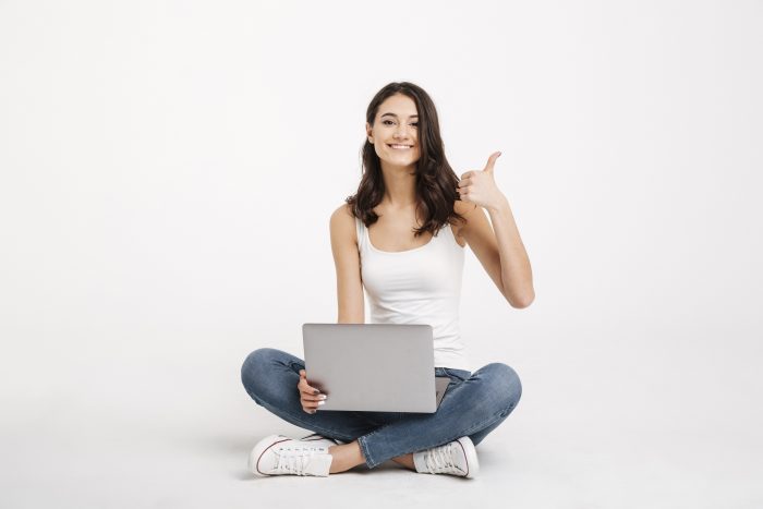 Mujer joven usando su ordenador para aprender inglés online