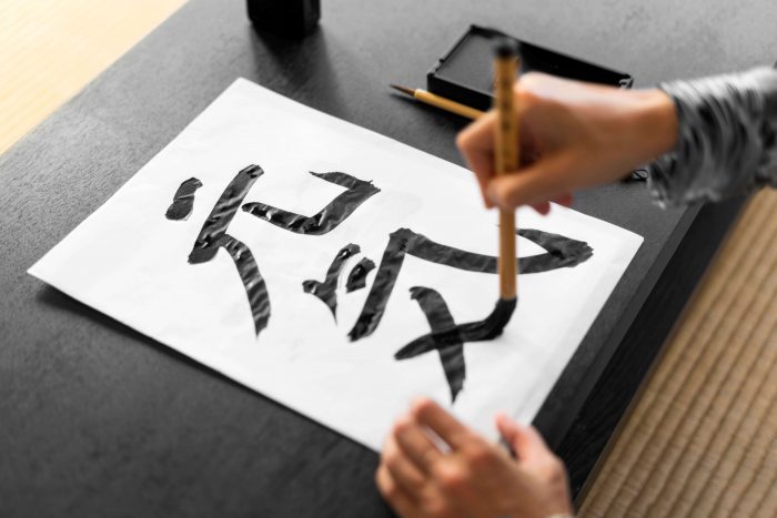 Practicando la escritura japonesa con un pincel