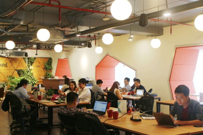 La imagen tiene un atributo ALT vacío; su nombre de archivo es Toong_Coworking_Space_in_Hanoi-min-1-700x467.jpg